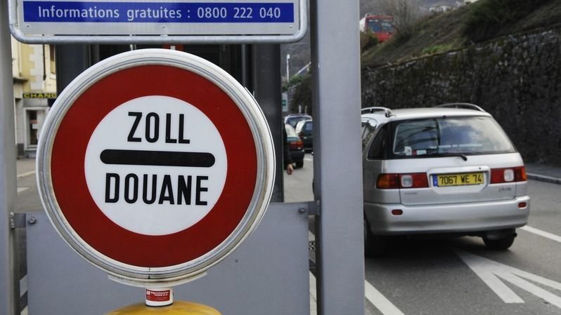 Les Suisses non-frontaliers doivent présenter un test négatif au coronavirus pour passer la frontière à Saint-Gingolph par exemple.