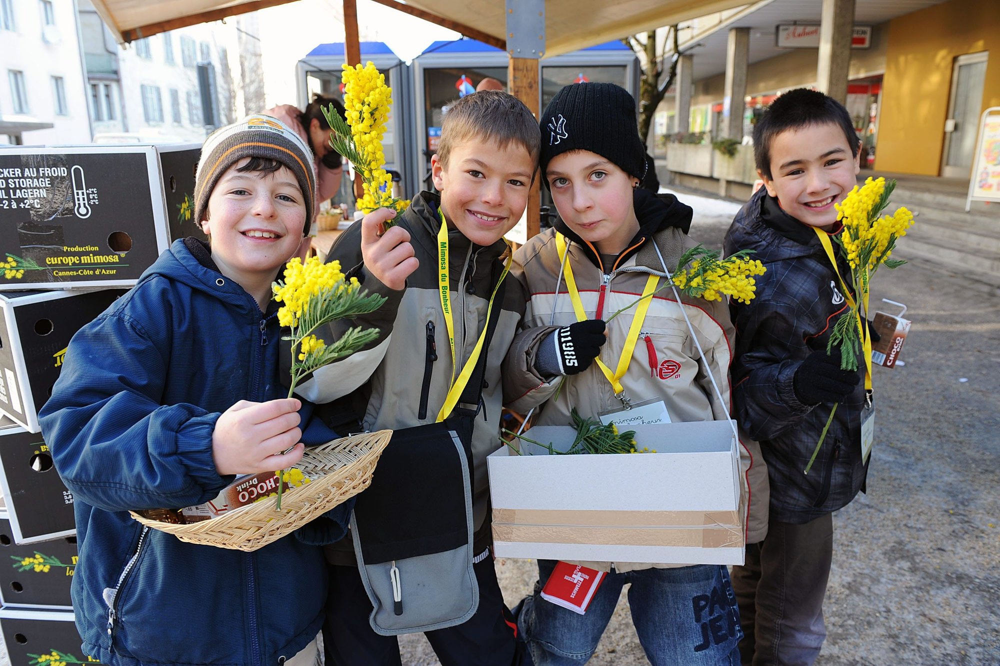 La vente caritative de mimosa permet de financer des activités et prestations sociales pour les enfants précarisés.