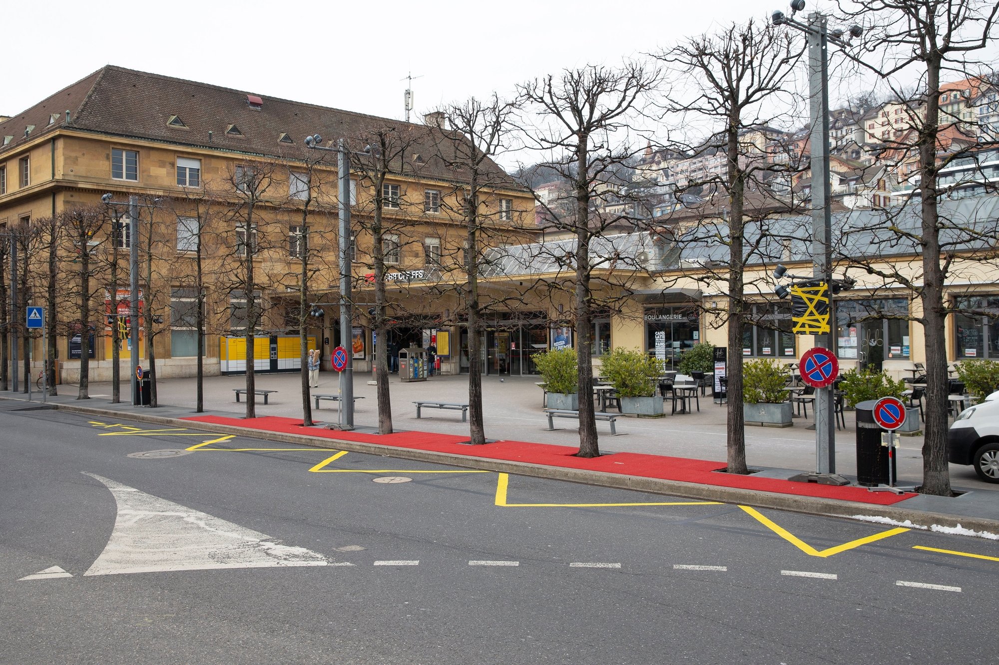 Les places de parc ont cédé leur espace à un nouveau marquage au sol.