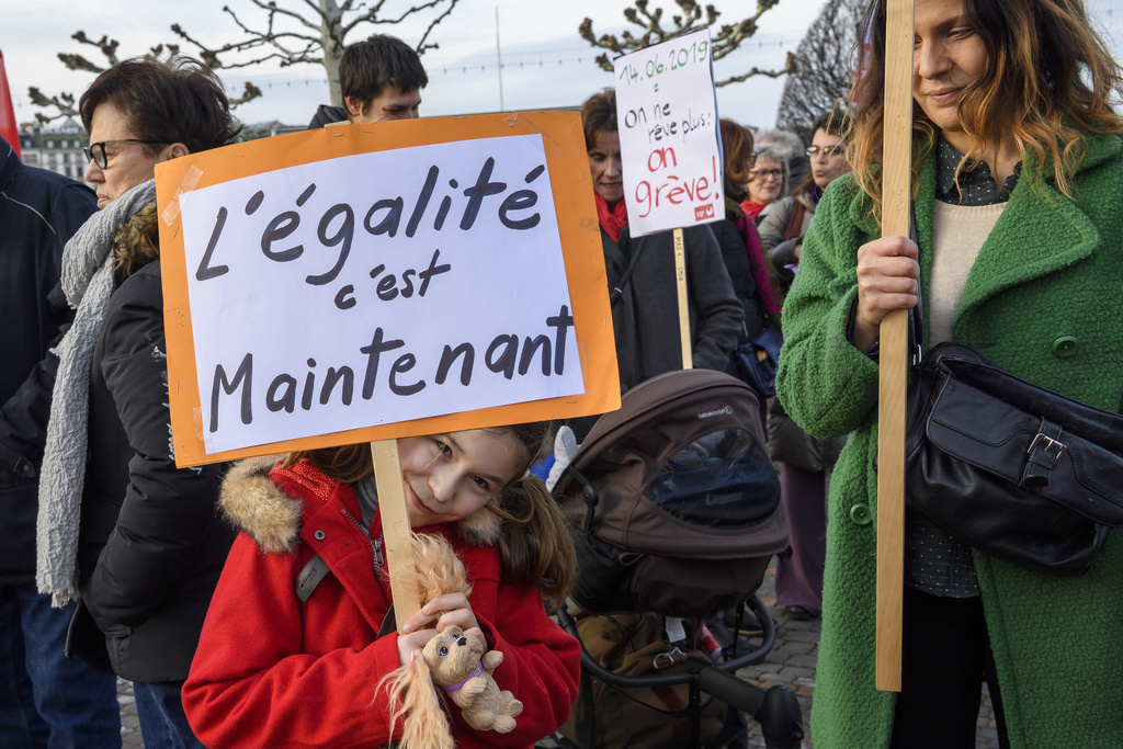 Les femmes gagnent moins que les hommes pour un poste équivalent.