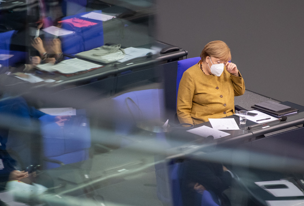 Angela Merkel quittera le pouvoir à l'automne et pouvait espérer laisser un parti au sommet de sa popularité, mais la CDU et son allié bavarois CSU sont impactés par des scandales divers (archives).