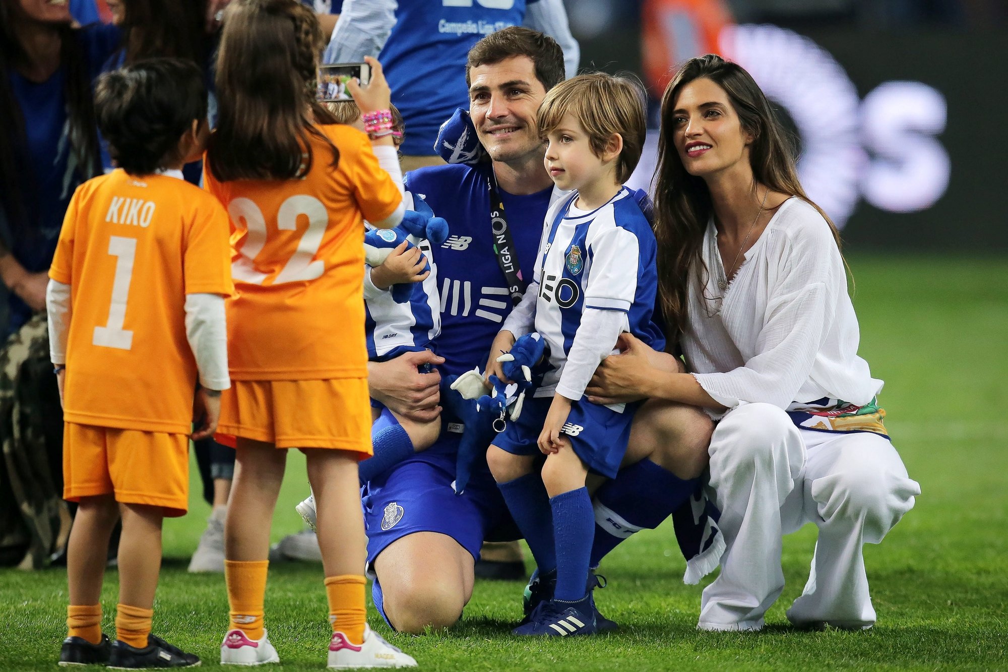 La journaliste sportive espagnole Sara Carbonero (à droite) est devenue l'épouse du gardien Iker Casillas.