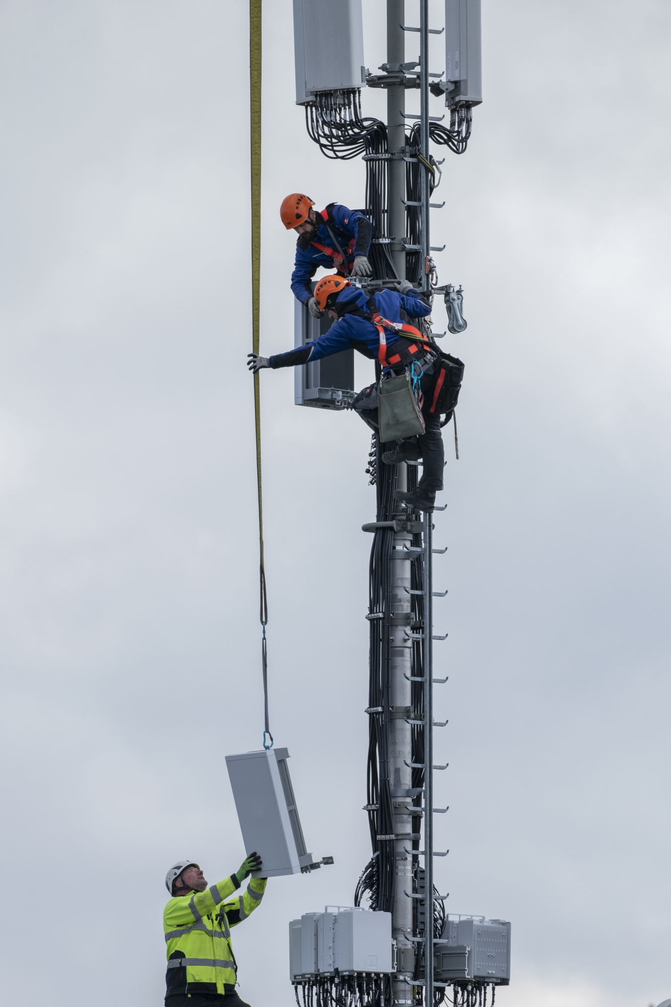 Markus Bandi, above, and Benjamin Wasem, installation specialist on behalf of Swisscom, during the installation of a 5G antenna, in Bern, Switzerland, on March 26, 2019. (KEYSTONE/Peter Klaunzer)

Markus Bandi, oben, und Benjamin Wasem, Installationsfachmaenner im Auftrag der Swisscom, waehrend der Installation einer 5G Antenne, am 26. Maerz 2019 in Bern. (KEYSTONE/Peter Klaunzer)