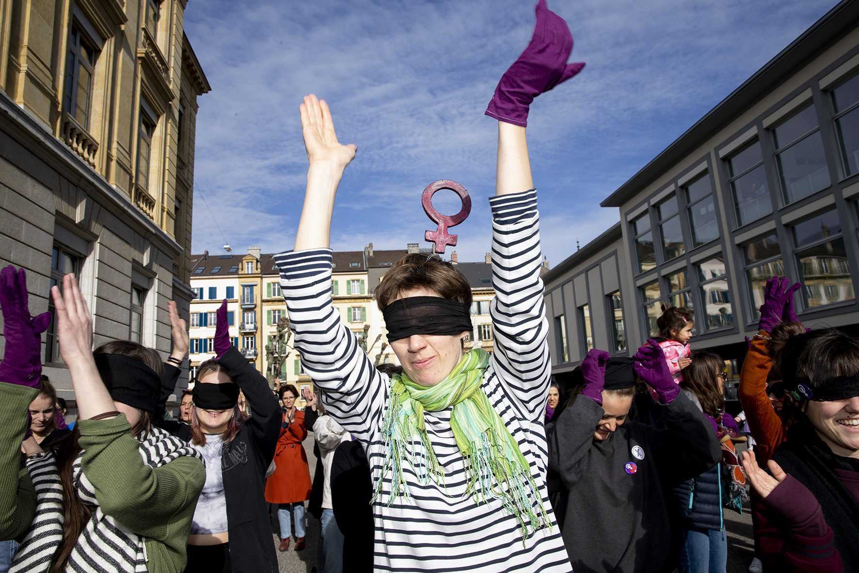Si des féministes avaient les yeux bandés le 8 mars 2020 à Neuchâtel, elles seront masquées cette année.