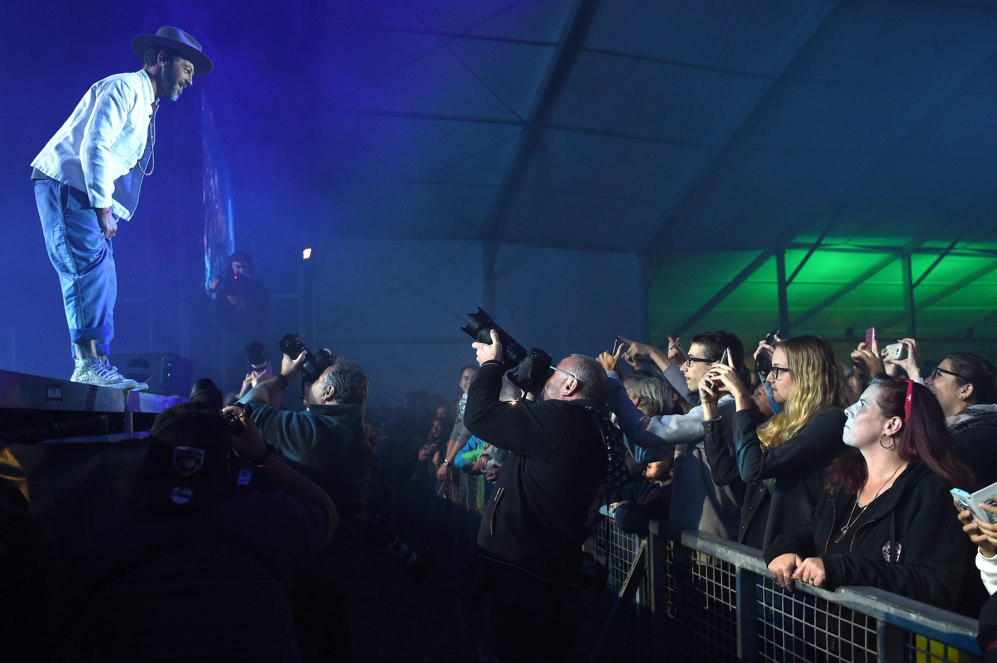 Pas question cette année de remplir la grande scène avec 12 000 personnes debout, comme ici pour le concert de Christophe Maé en 2017.