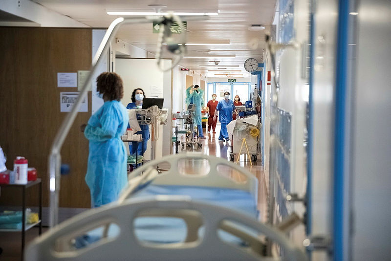 Même si le Réseau hospitalier neuchâtelois – comme ici au site de La Chaux-de-Fonds – n’est plus aussi surchargé, la prudence est de mise.