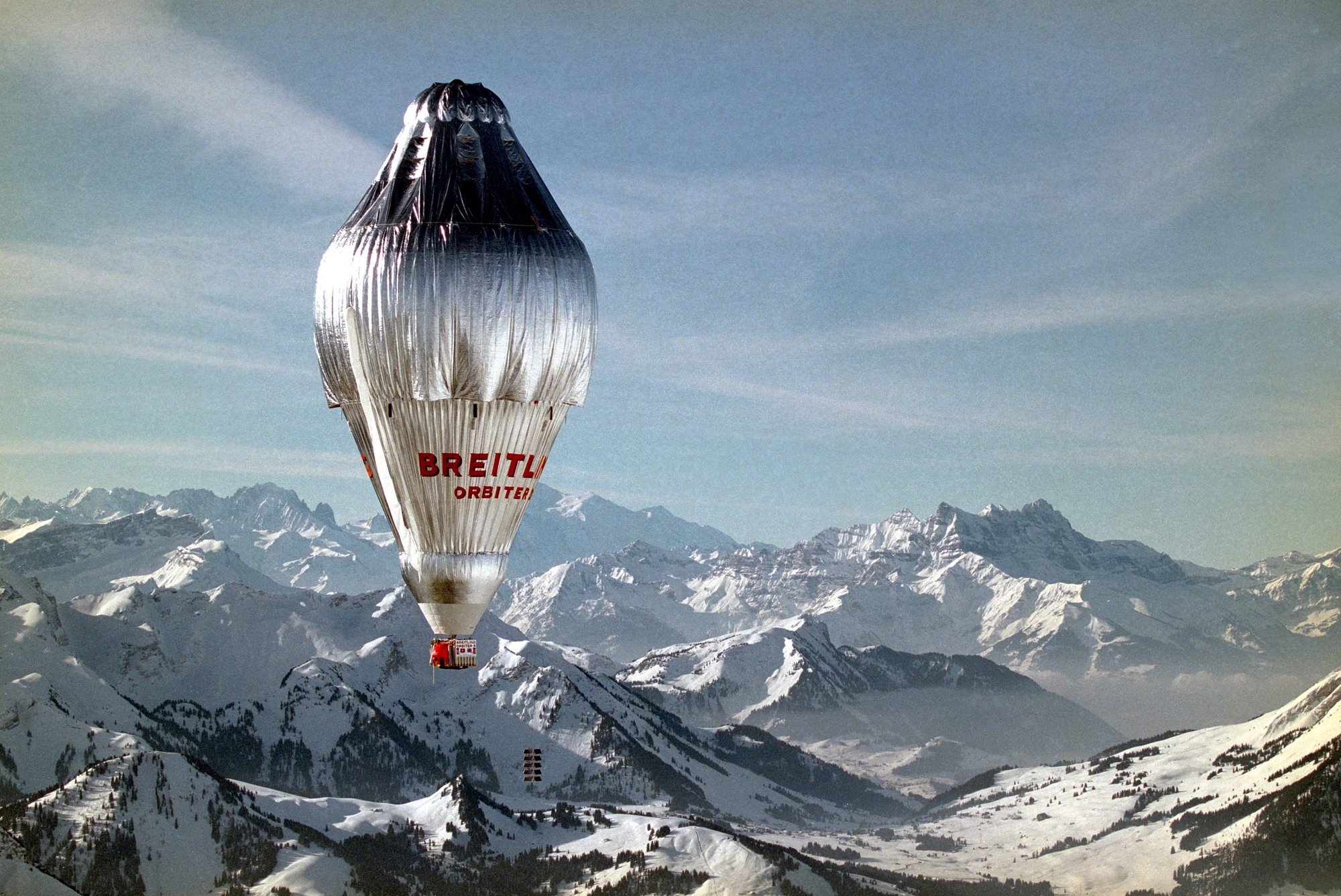Breitling Orbiter 3, le ballon de Brian Jones et Bertrand Piccard, survole les Alpes après son départ de Château-d’Oex le 1er mars 1999.
