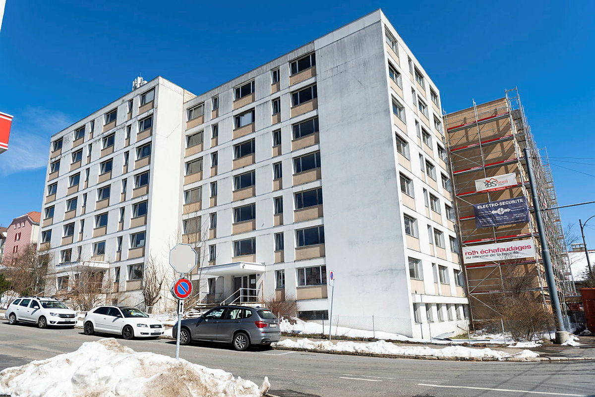 Inoccupés, les deux immeubles de la rue de la Charrière devront faire l'objet de lourds travaux de rénovation.