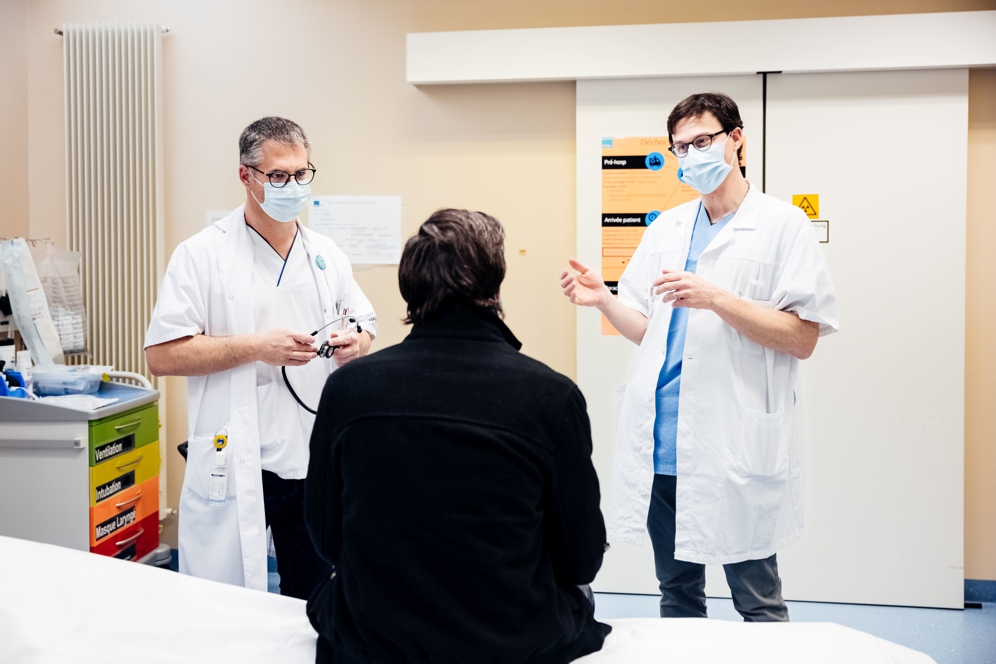 De gauche à droite, le Dr Vincent Della Santa, médecin-chef des urgences, et le Dr Stéphane Saillant, qui dirige le Centre d'urgences psychiatriques.