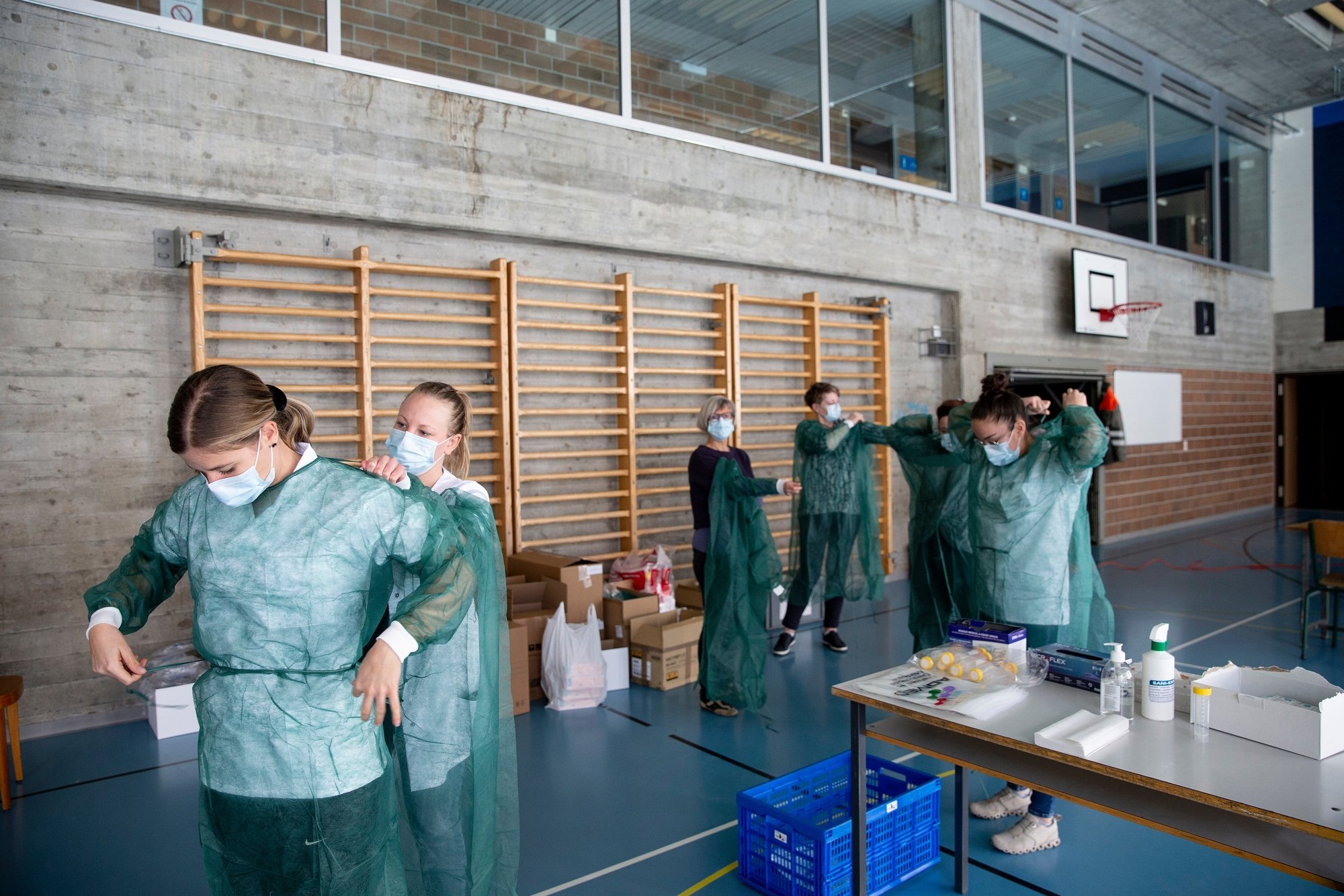 Les tests ont été effectués dans une des salles de gymnastique du collège Numa-Droz et ont nécessité le concours d’infirmières scolaires, d’étudiants de la Haute Ecole Arc Santé et de la protection civile.