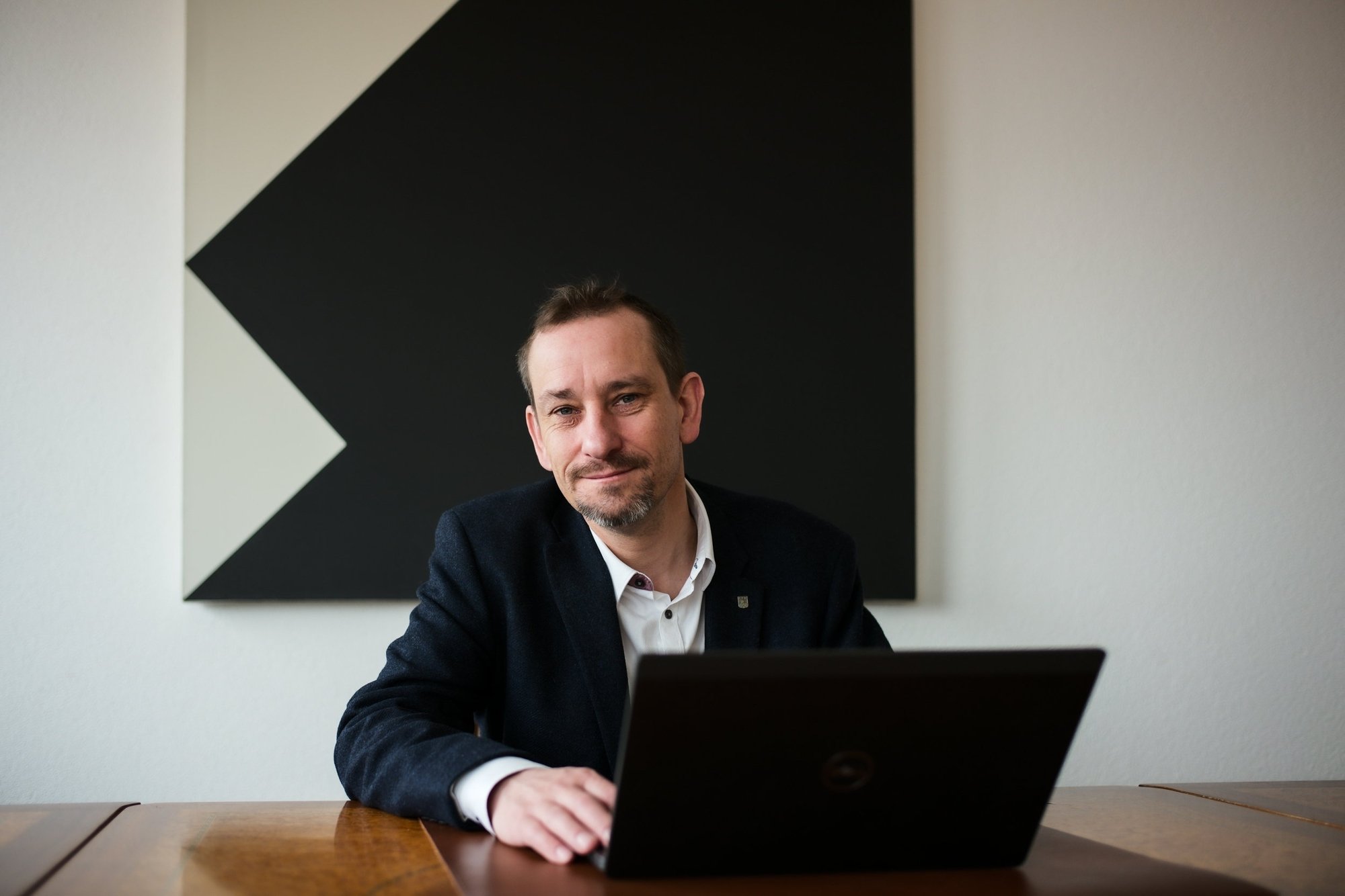 Jean-Daniel Jeanneret, conseiller communal chaux-de-fonnier, dans son bureau, au 12e étage d'Espacité.