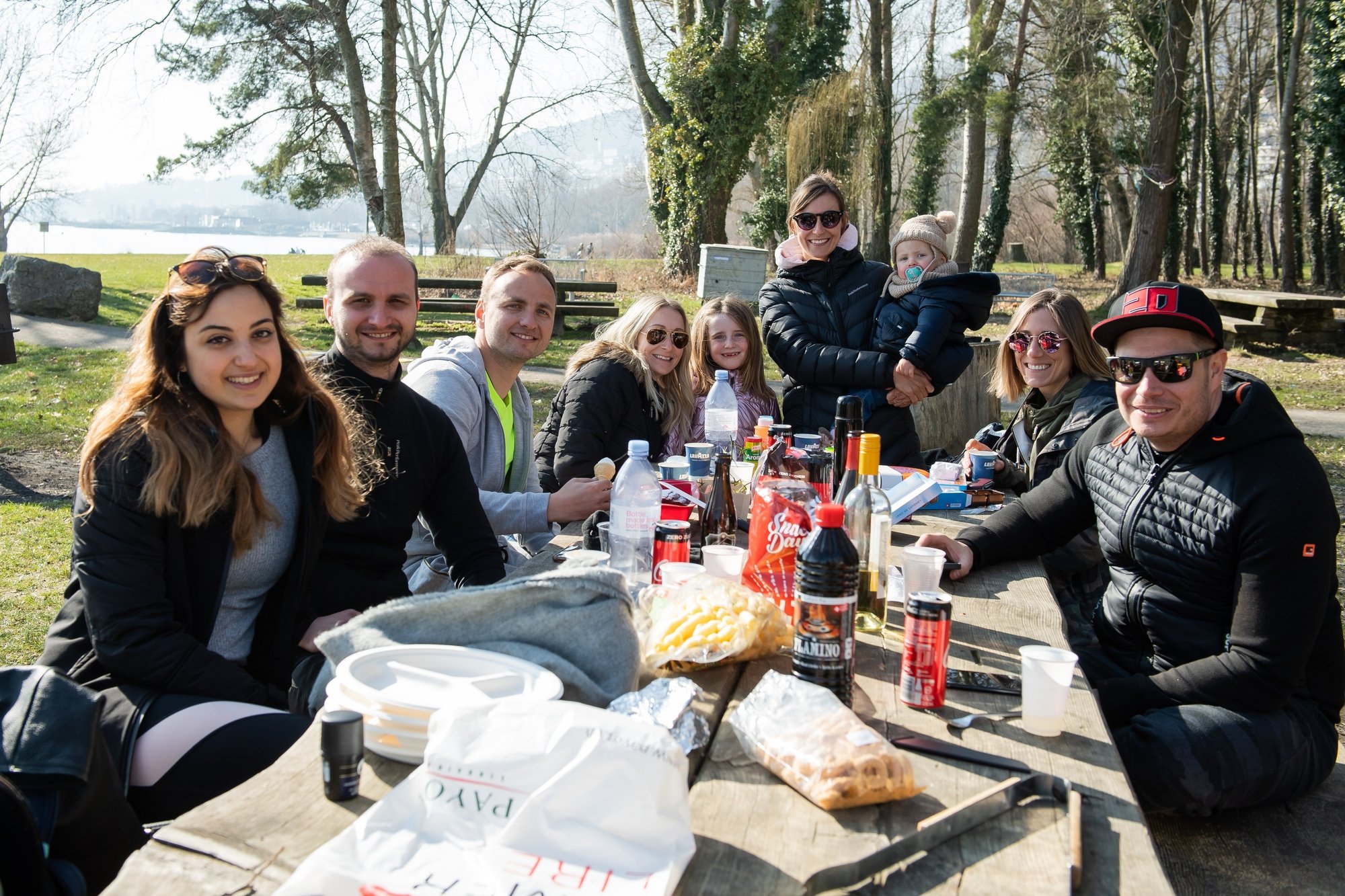 Heureux de pouvoir enfin se retrouver, ce groupe d'amis a organisé un pique-nique au bord du lac à Saint-Blaise.