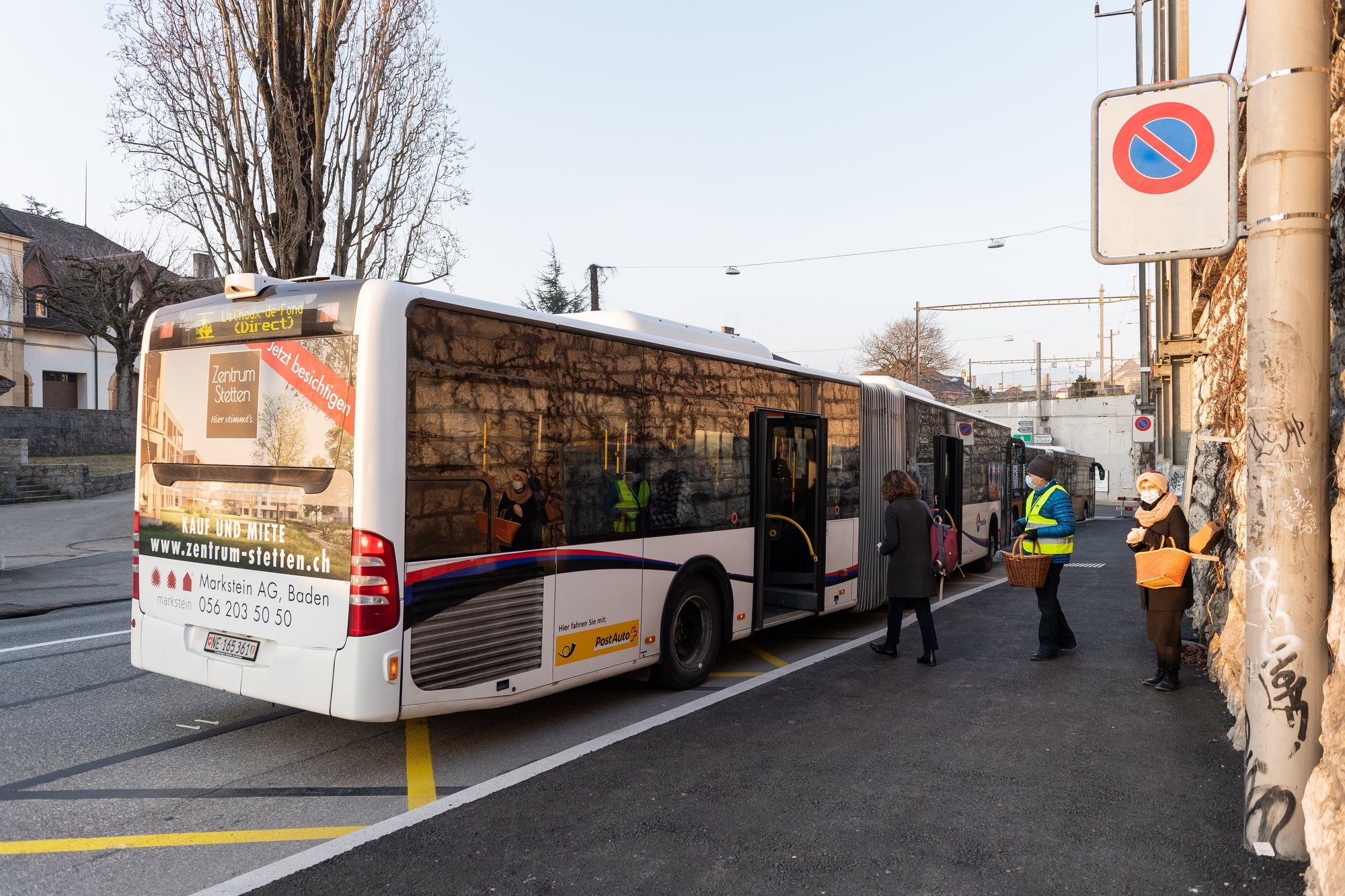 Le départ des bus directs pour La Chaux-de-Fonds se fait à l’ouest de la gare de Neuchâtel.