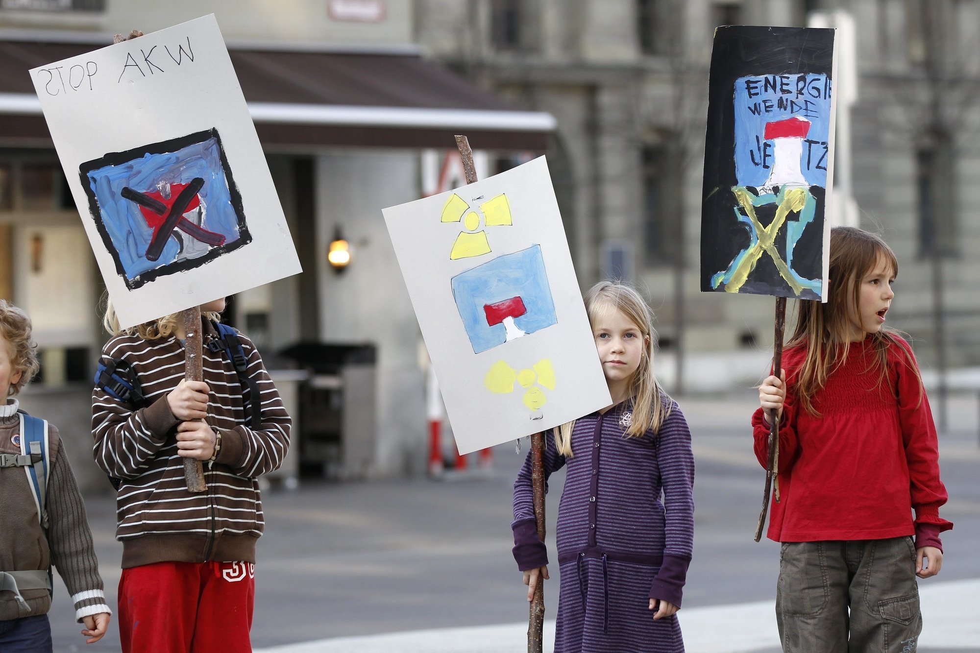 Le lundi 14 mars 2011, des enfants participent à une manifestation contre le nucléaire à Berne, trois jours après la catastrophe de Fukushima au Japon.