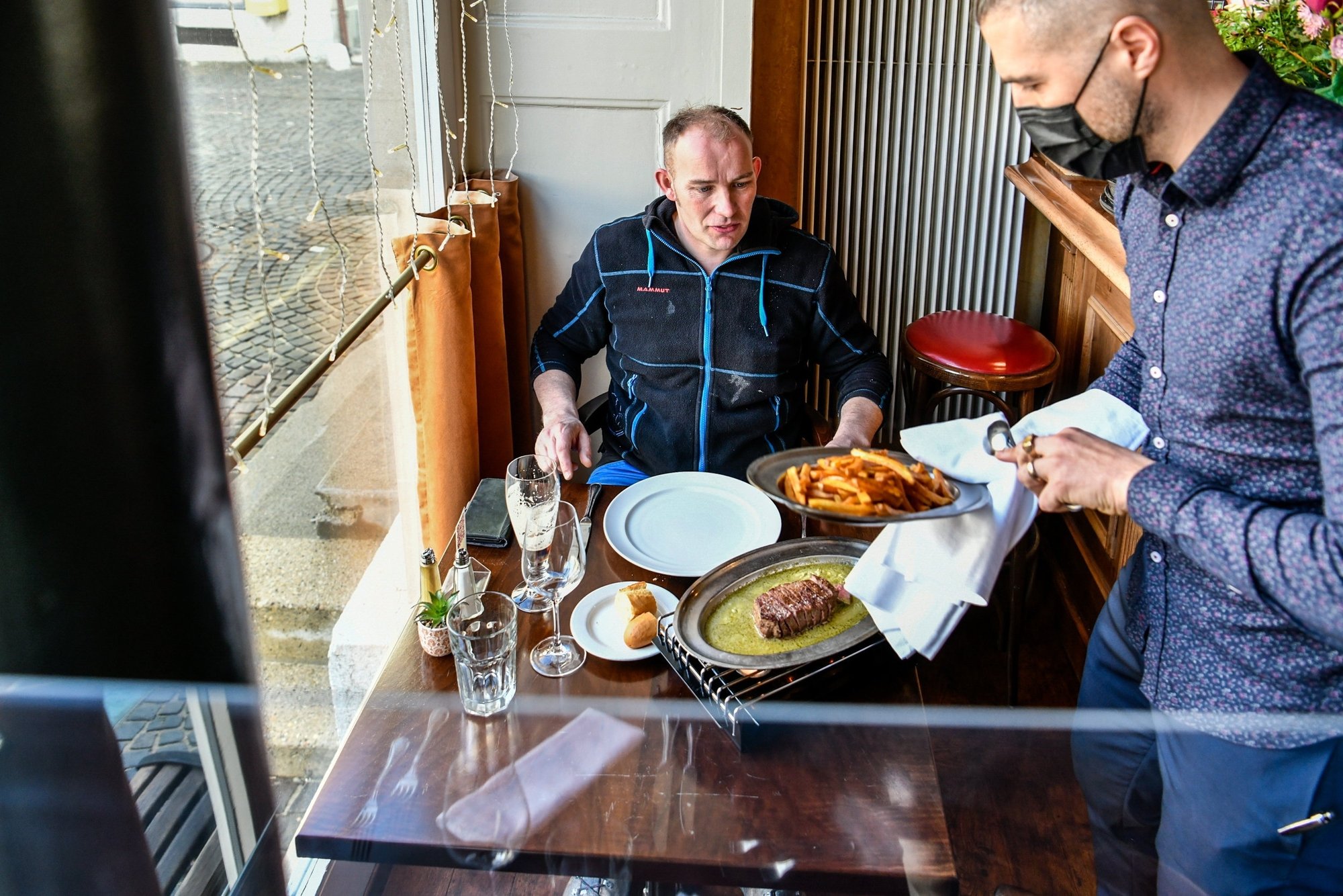 Un vrai repas de midi pour cet ouvrier en déplacement, qui a profité de la réouverture de la brasserie de l’Hôtel de Ville, à La Chaux-de-Fonds.