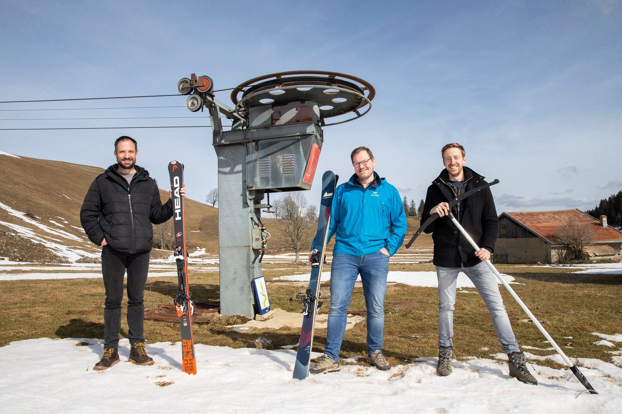 Les fondateurs de l'Association du téléski du Crêt-Meuron: Philippe Carrard, Nicolas Grandjean et Léonard Reichen (de g. à d.) lancent un appel au soutien à tous les férus de ski alpin.