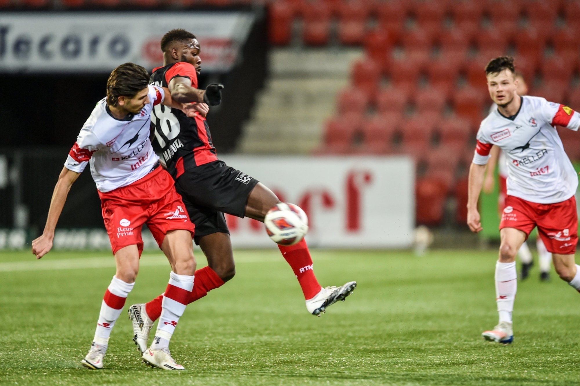 Louis Mafouta (au centre, marqué par le Zurichois Silvan Kriz) a marqué deux fois et offert une passe décisive.