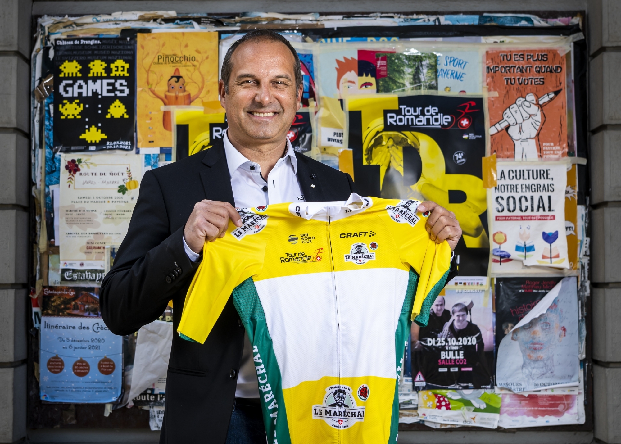 Richard Chassot, directeur du Tour de Romandie, pose avec le maillot jaune lors de la présentation, ce mardi, de l'édition 2021.
