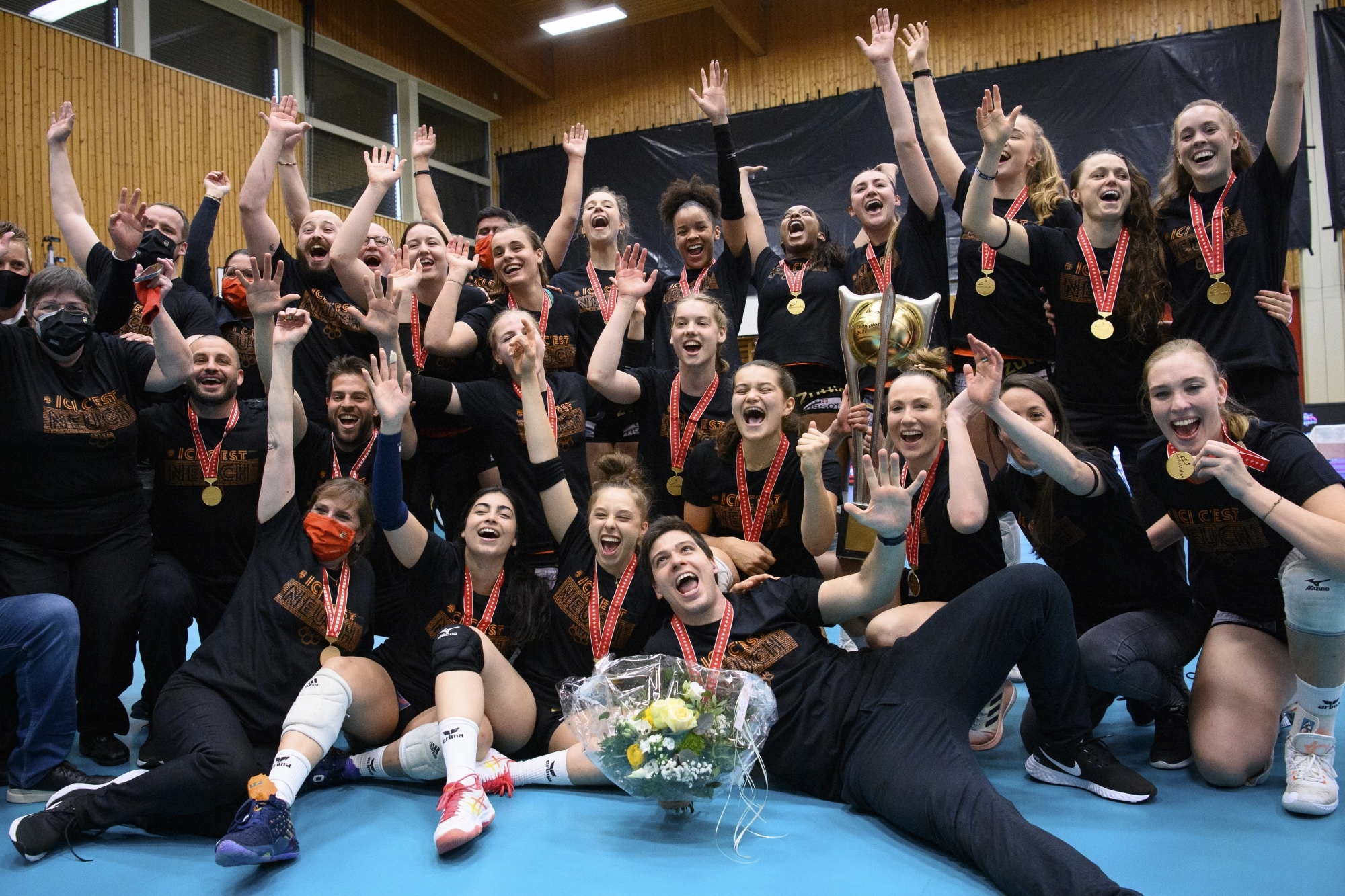 "ICI, C'EST NEUCH!" Les joueuses du NUC entourent le trophée de championnes de Suisse.