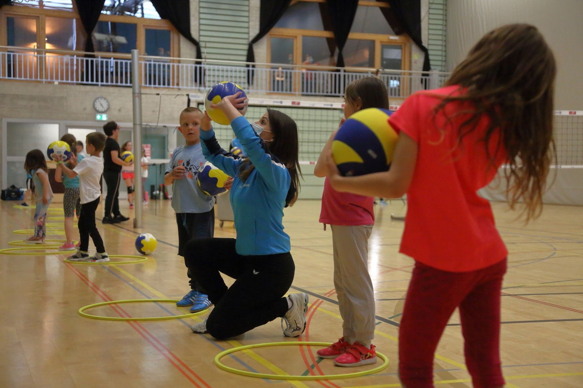 Lejla Kutaliqi enseigne les rudiments du volleyball aux enfants. (Photo: Yves Fivaz)