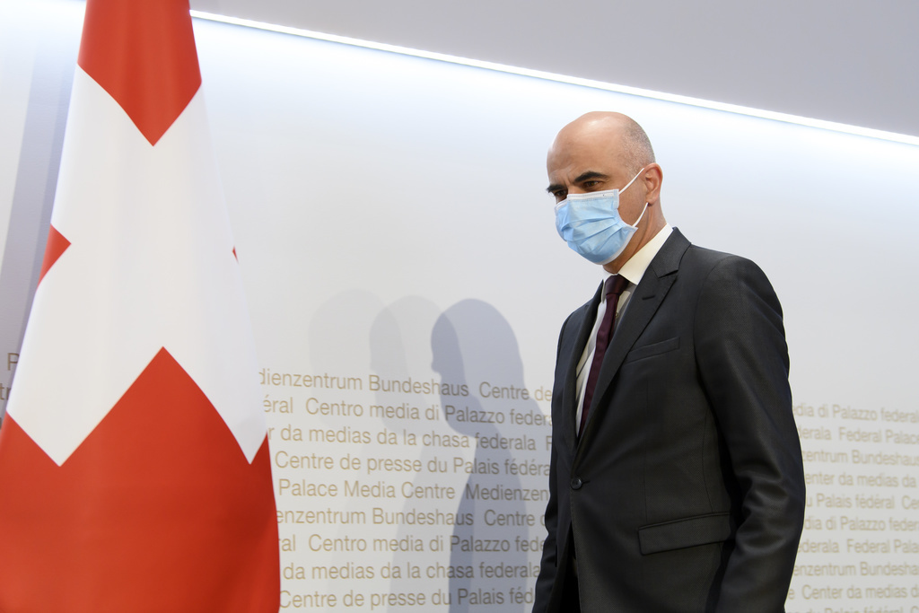 Bundesrat Alain Berset, nimmt Platz an der Medienkonferenz zu den neusten Massnahmen zur Bewaeltigung der Coronavirus-Pandemie im Anschluss an die Bundesratssitzung, am Freitag, 19. Maerz 2021 in Bern. (KEYSTONE/Anthony Anex)