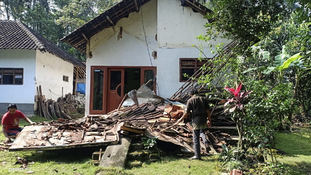 Le séisme a entraîné d'importants dégâts sur des centaines d'habitations ainsi que de nombreux bâtiments publics.