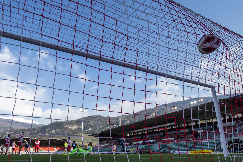 L'attaquant zurichois Aiyegun Tosin marque le premier but du match à Sion.