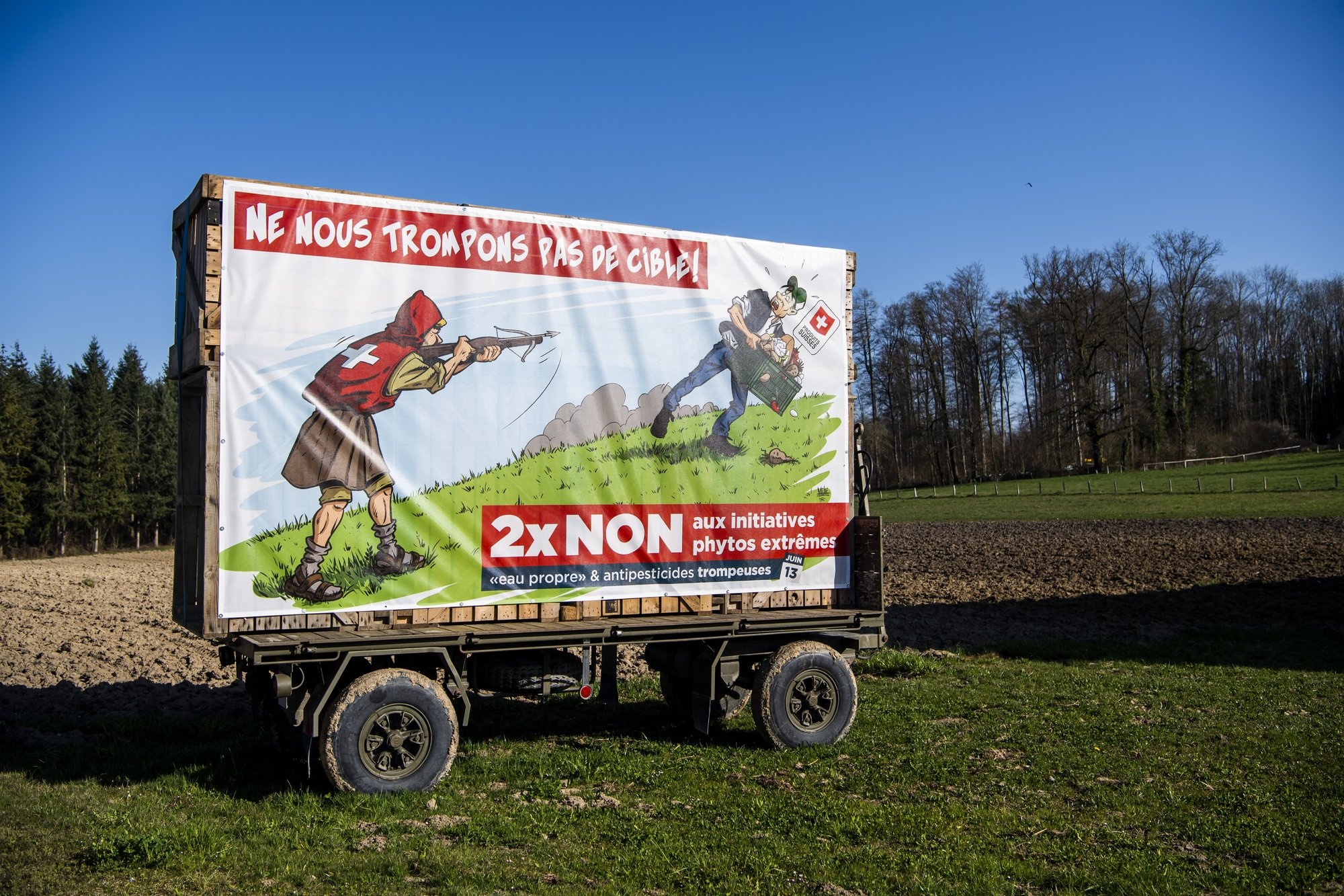 Les affiches et bâches (ici près de Payerne) seront installées dans le canton de Neuchâtel après les élections cantonales.