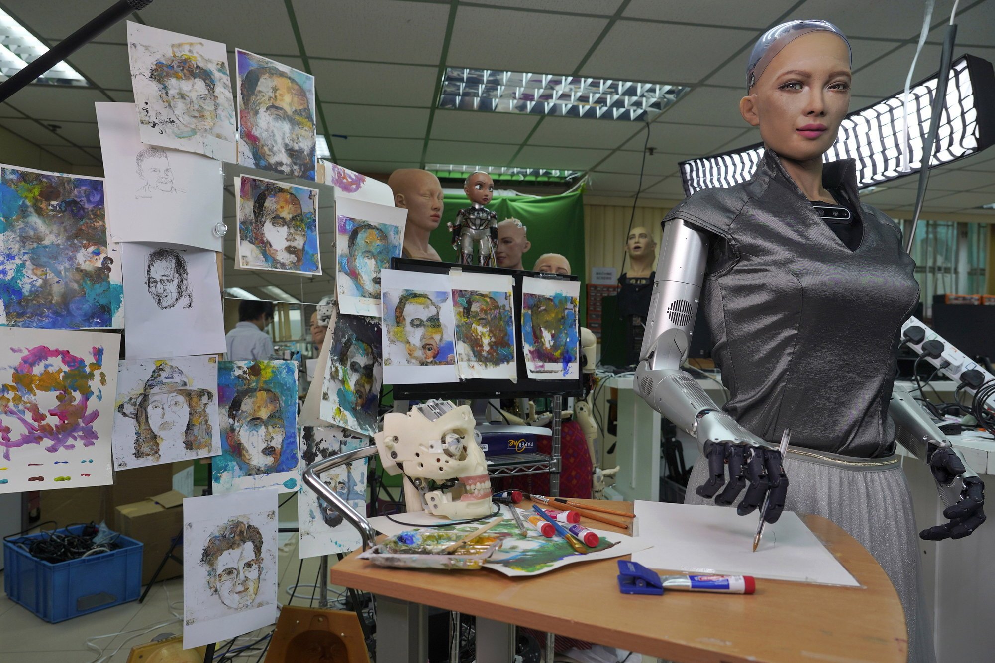 Pendant que les artistes galèrent, des cyber-créateurs font le buzz. Une œuvre entièrement numérique du robot Sophia s'est envolée pour plus de 600 000 dollars, le 29 mars 2021, à Hong Kong.