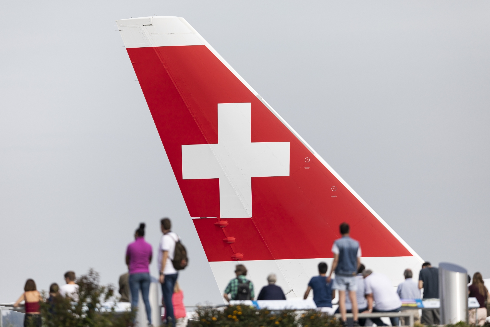 Zuschauer am Flughafen Zuerich am Sonntag, den 16. September 2018 in Kloten .(KEYSTONE/Christian Merz).