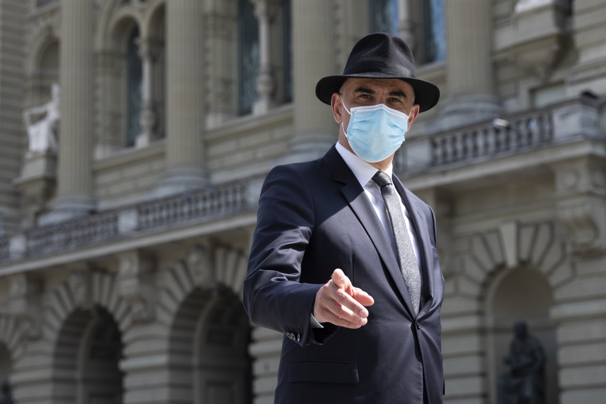 Bundesrat Alain Berset auf dem Weg zu einer Medienkonferenz des Bundesrates zur aktuellen Lage im Zusammenhang mit dem Coronavirus, am Mittwoch, 21. April 2021, in Bern. (KEYSTONE/Peter Klaunzer)