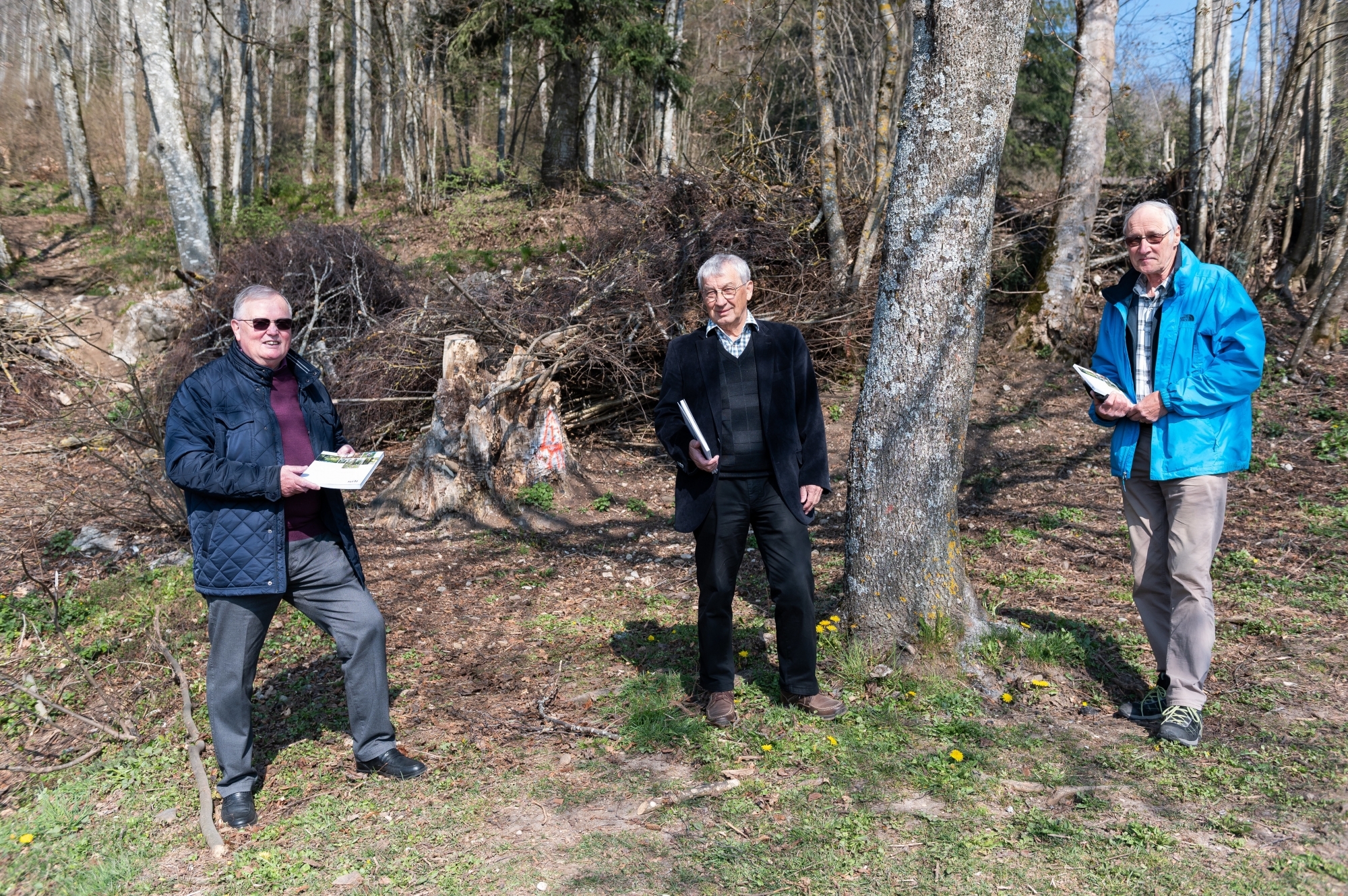 De gauche à droite: Jean Wenger, président de l'association ForêtNeuchâtel, Michel Schlup, rédacteur de la Nouvelle revue neuchâteloise, et Stéphane JeanRichard, coordinateur du projet. Ici, à l'abri forestier de Malvilliers.