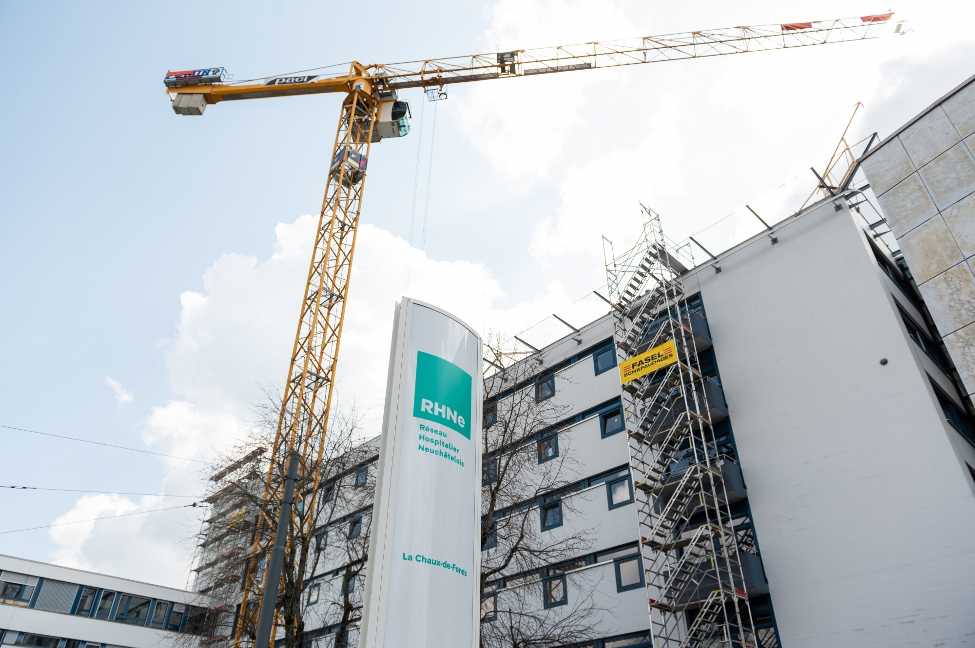 L’hôpital de La Chaux-de-Fonds est en chantier, avec notamment des travaux sur le toit.