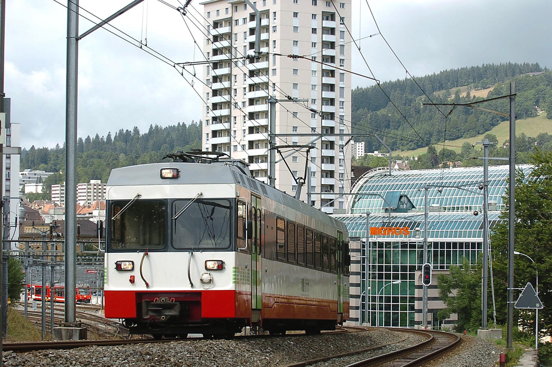 Le petit train qui relie La Chaux-de-Fonds et Les Ponts-de-Martel (ici en 2005) sera remplacé en 2023.