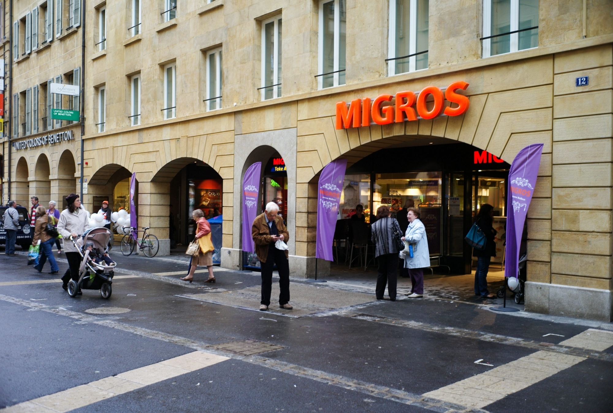 Les employés et le syndicat ont notamment manifesté devant la Migros du centre-ville, à Neuchâtel (image d'illustration)