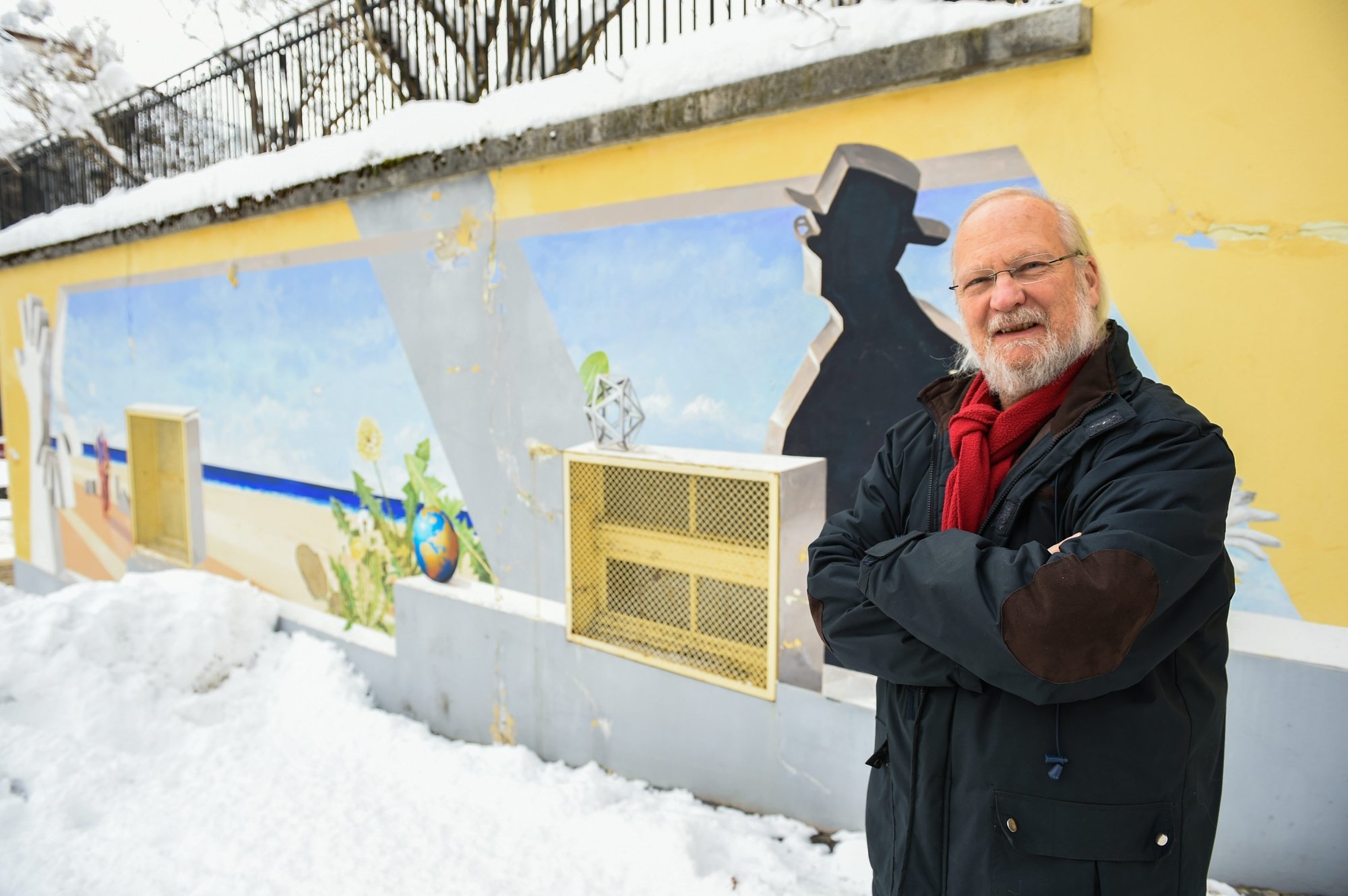 L'artiste Carol Gertsch en 2017 devant la peinture qu'il avait réalisée à la rue de Pouillerel, non loin de chez lui.