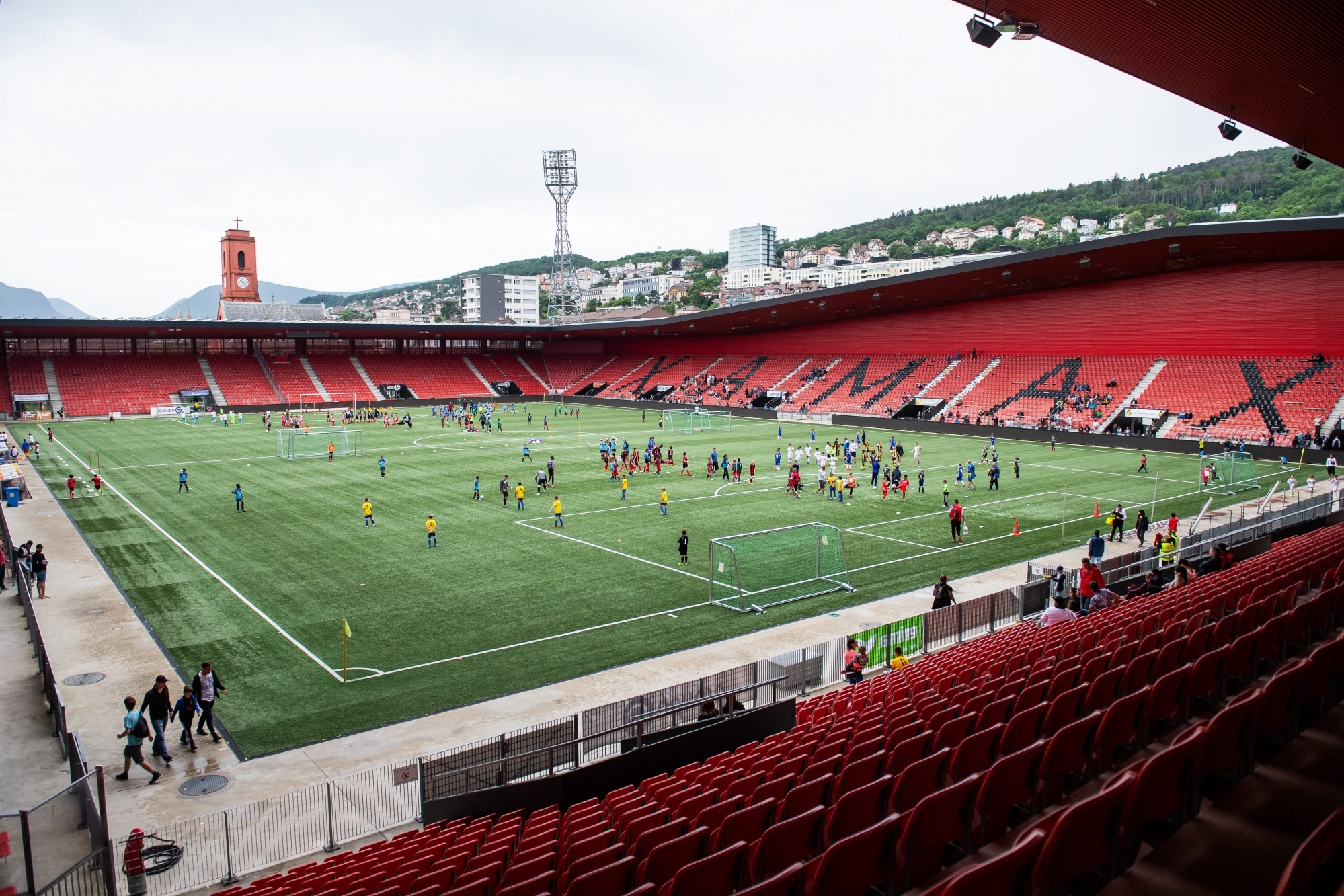 Le stade de la Maladière accueillera les finales des coupes de Suisse seniors.