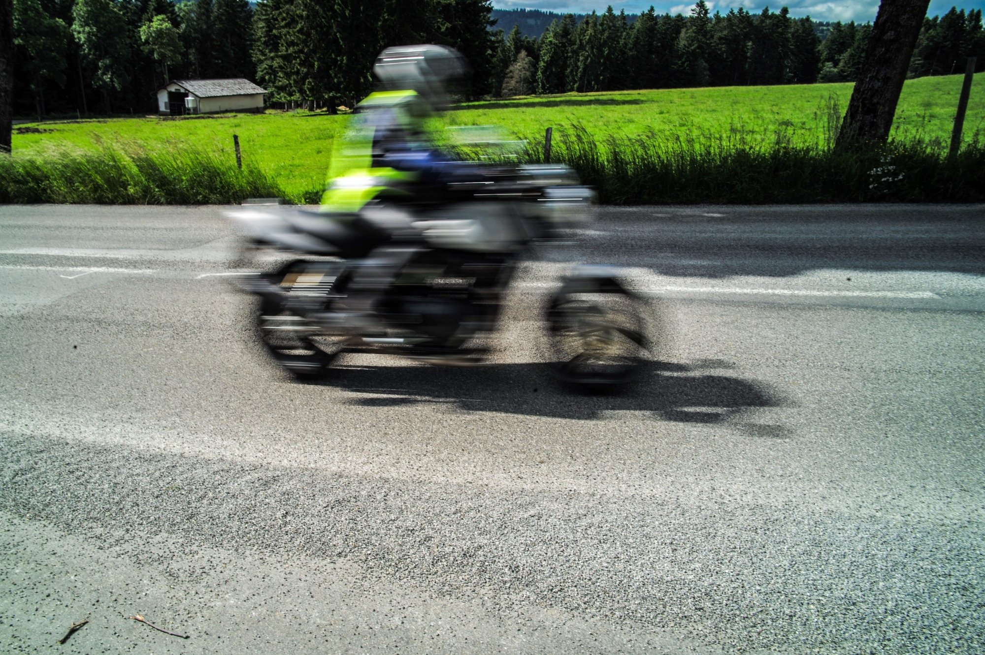 Securite routiere. Campagne de gravillonnage. Panneau routier d'avertissement pour les gravillons 
 
La Tourne, le 27.06.2016
Photo : Christian Galleyl