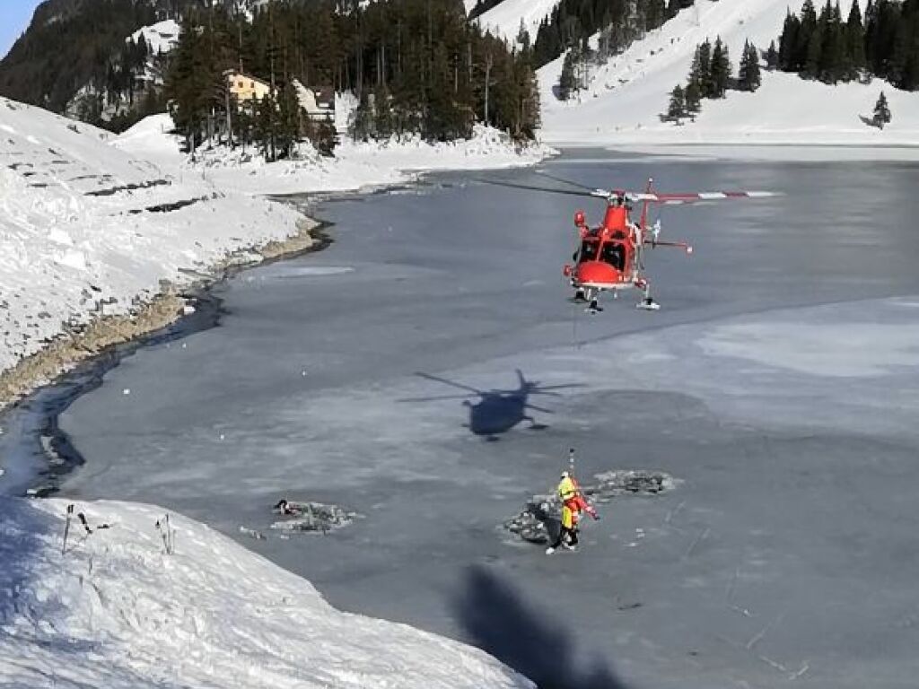 Le pilote de l'hélicoptère a dû se mettre en vol stationnaire.