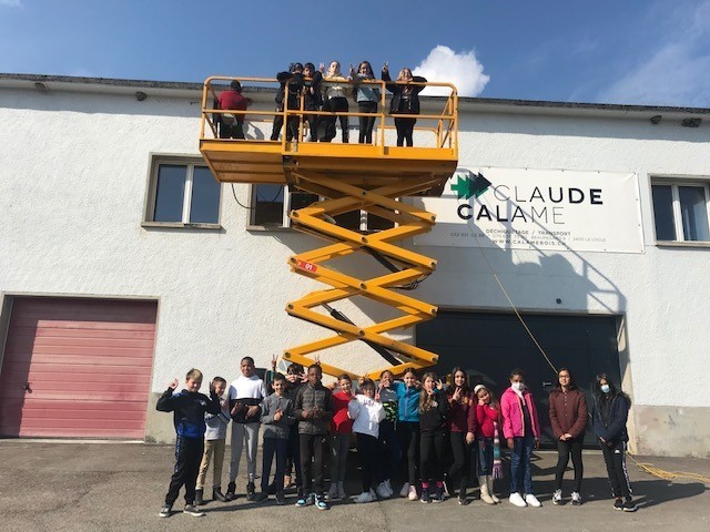 Les élèves du collège des Jeanneret ont posé 12 nichoirs à hirondelles de leur création sur le bâtiment de l'entreprise Claude Calame, au Locle.