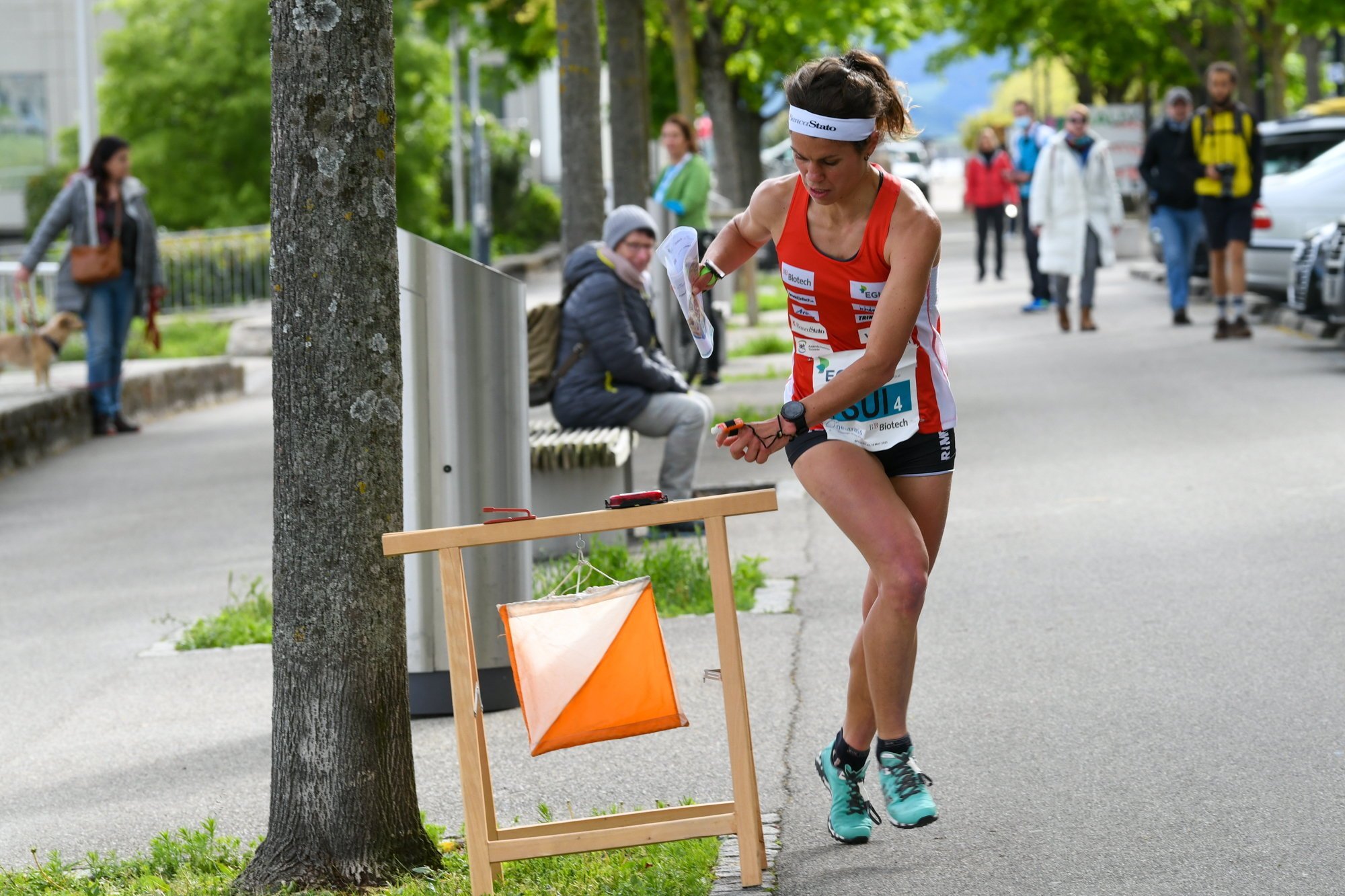 Les meilleurs athlètes européens de course d'orientation dans les rues de Neuchâtel.