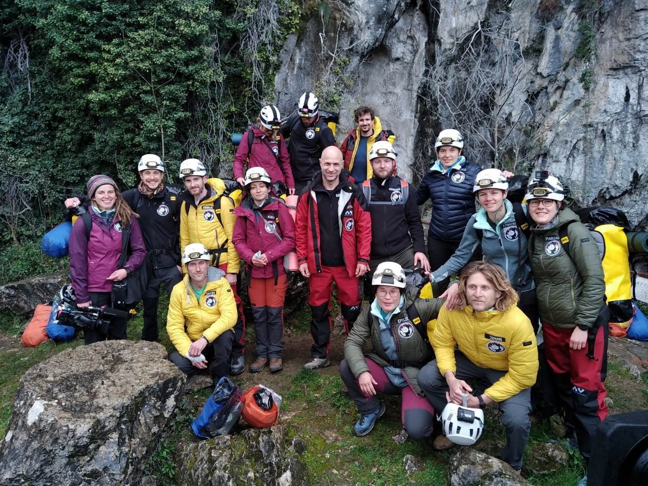 Le groupe de la mission Deep Time avant son entrée dans la grotte. Au centre, avec la veste rouge, le chef du groupe, le Neuchâtelois Christian Clot.