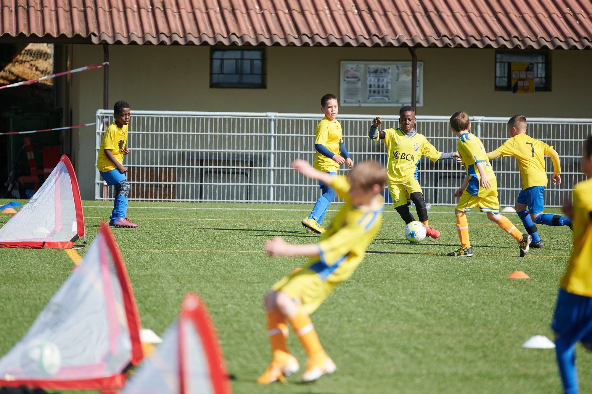 Les juniors d'Hauterive et de Peseux lors d'une rencontre disputée dans le nouveau format "Play more football".