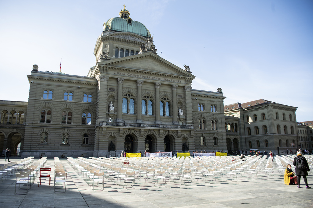 Des chaises symbolisant des réfugiés ont été installées devant le Palais fédéral ce lundi à Berne.