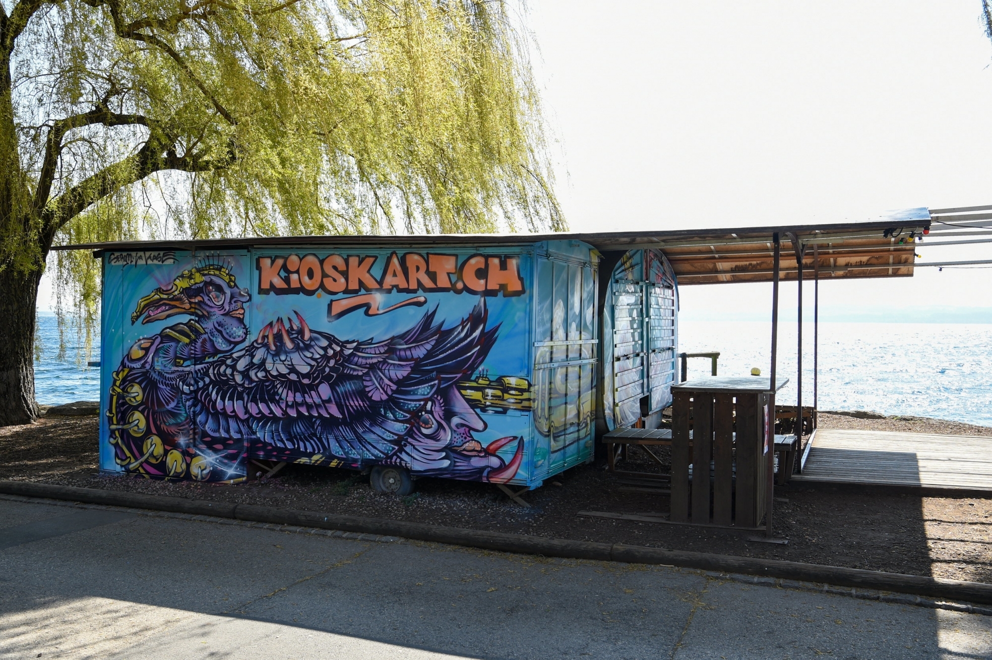 De nouvelles fresques ornent le Kiosk-Art, aux Jeunes-Rives de Neuchâtel.