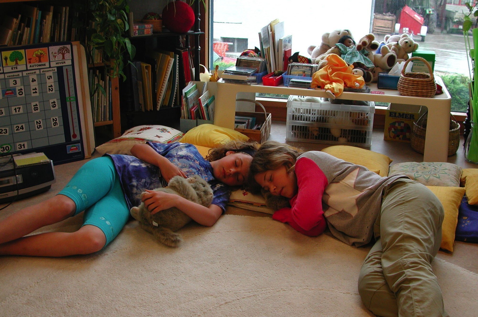Semaine du sommeil au groupement scolaire d'Aubonne. Sensibilisation à l'endormissement facilité et efficace. A drte, Caroline Chablais, 10 ans, 4 P1, Aubonne. à gche, Gaëlle Nydegger, 10 ans, 4P1, Aubonne.
