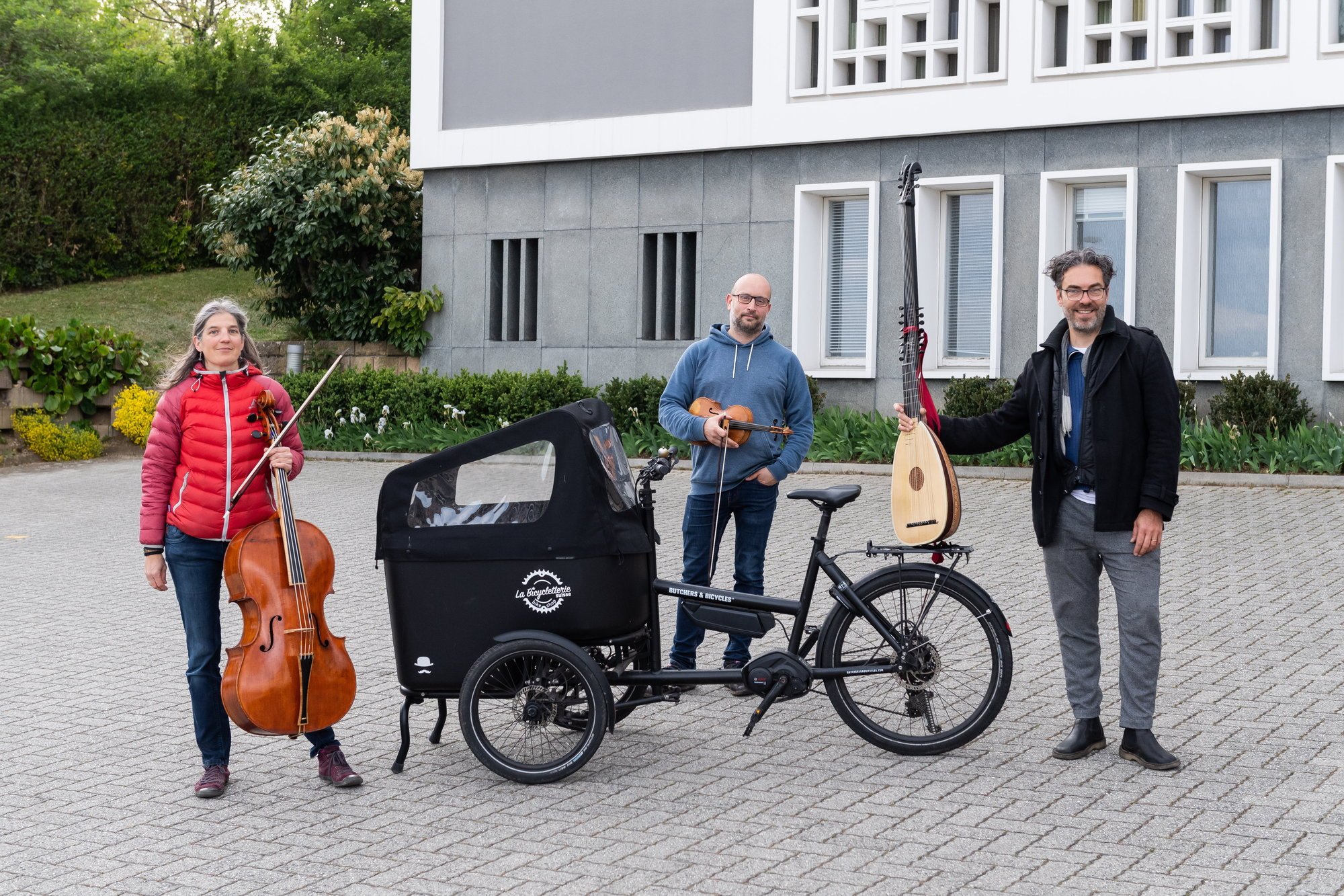 Esther Monnat (violoncelle), Jonathan Nubel (violon) et Juan Sebastian Lima (théorbe) ont trouvé un moyen original pour se déplacer d'un lieu de concert à l'autre.