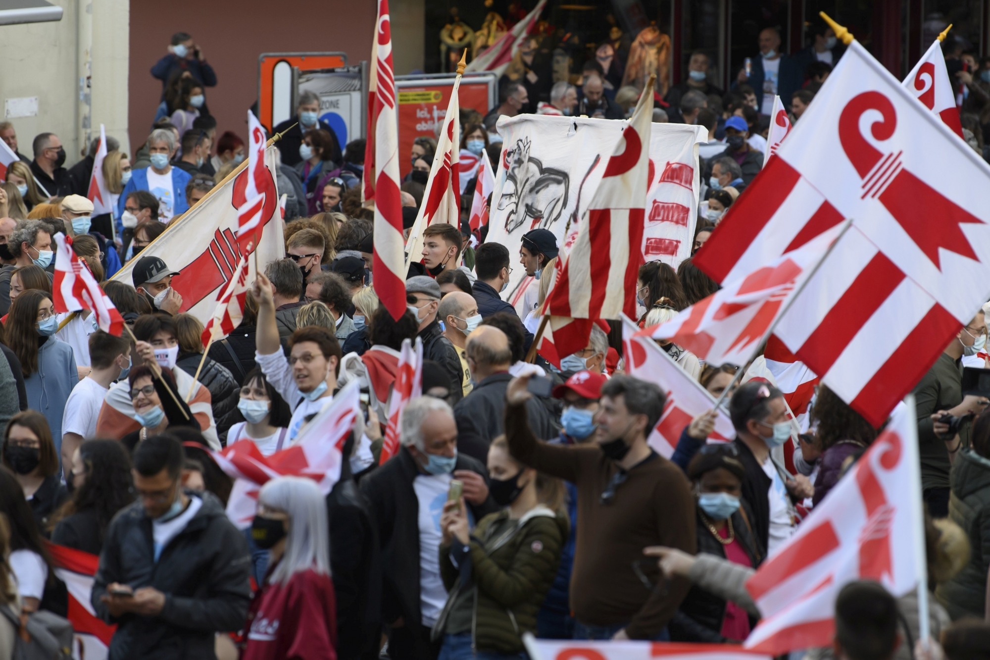 Les effusions de joie ont fait sauter les gestes barrières à Moutier le 28 mars dernier.