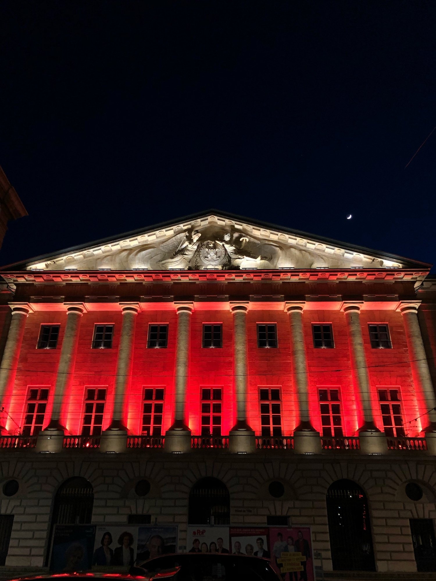 L'Hôtel de ville de Neuchâtel en orange en l'honneur du NUC.