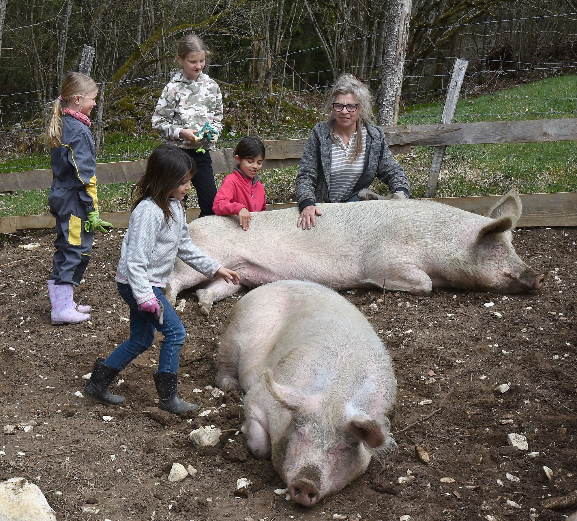 Silvie Pellaton sensibilise les jeunes à la cause animale au coeur de la forêt des Côtes-du-Doubs.